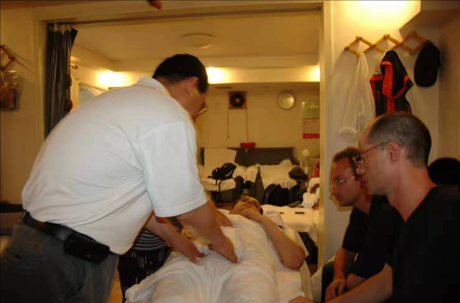 满开俊，满氏导引奇经矫正按摩术创始人，开经排邪，按时导引气血升降