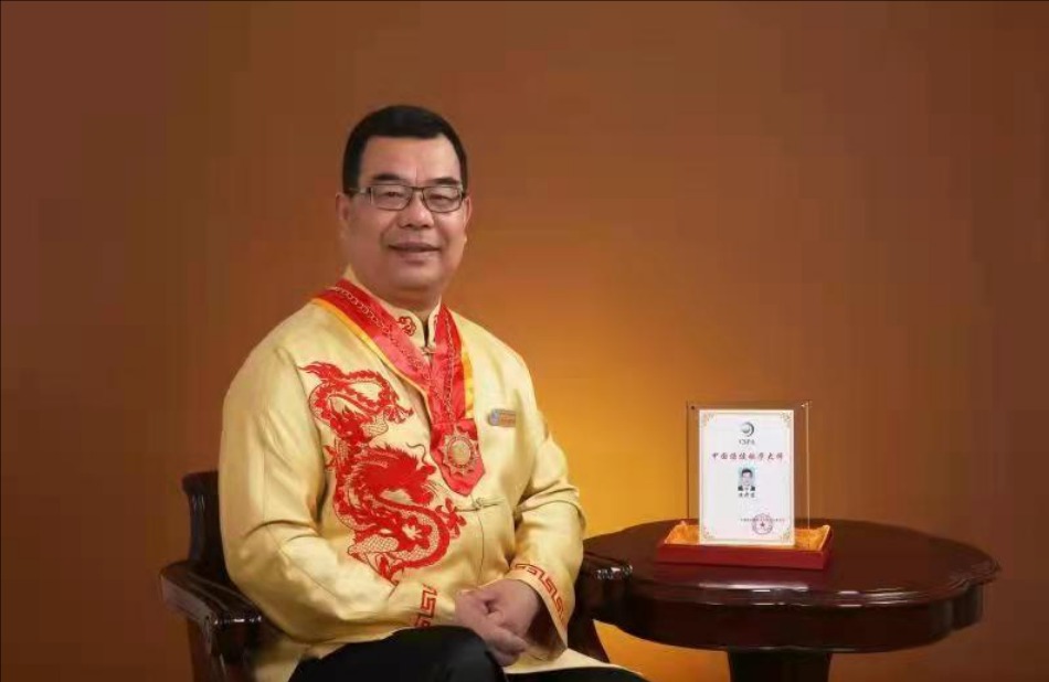 满开俊，北京人，中医世家，中医高级特色诊疗师，国家一级高级按摩技师
